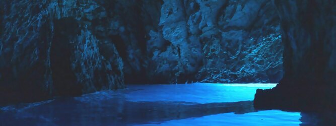Trip Single Reisetipps - Die Blaue Grotte von Bisevo in Kroatien ist nur per Boot erreichbar. Atemberaubend schön fasziniert dieses Naturphänomen in leuchtenden intensiven Blautönen. Ein idyllisches Highlight der vorzüglich geführten Speedboot-Tour im Adria Inselparadies, mit fantastisch facettenreicher Unterwasserwelt. Die Blaue Grotte ist ein Naturwunder, das auf der kroatischen Insel Bisevo zu finden ist. Sie ist berühmt für ihr kristallklares Wasser und die einzigartige bläuliche Farbe, die durch das Sonnenlicht in der Höhle entsteht. Die Blaue Grotte kann nur durch eine Bootstour erreicht werden, die oft Teil einer Fünf-Insel-Tour ist.