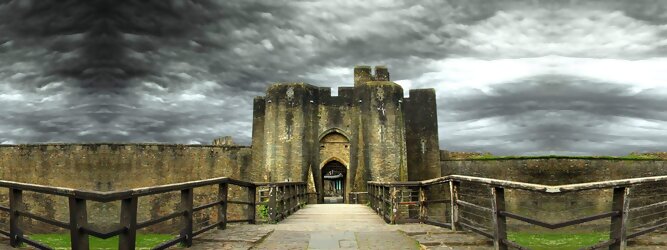 Trip Single Reisetipps - Caerphilly Castle - ein Bollwerk aus dem 13. Jahrhundert in Wales, Vereinigtes Königreich. Mit einem aufsehenerregenden Turm, der schiefer ist wie der Schiefe Turm zu Pisa. Wie jede Burg mit Prestige, hat sie auch einen Geist, „The Green Lady“ spukt in den Gemächern, wo ihr Geliebter den Tod fand. Wo man in Wales oft – und nicht ohne Grund – das Gefühl hat, dass ein Schloss ziemlich gleich ist, ist Caerphilly Castle bei Cardiff eine sehr willkommene Abwechslung. Die Burg ist nicht nur deutlich größer, sondern auch älter als die Burgen, die später von Edward I. als Ring um Snowdonia gebaut wurden.