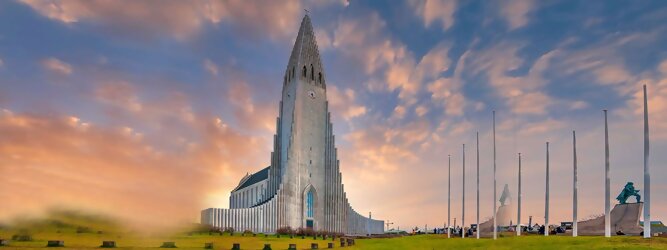 Trip Single Reisetipps - Hallgrimskirkja in Reykjavik, Island – Lutherische Kirche in beeindruckend martialischer Betonoptik, inspiriert von der Form der isländischen Basaltfelsen. Die Schlichtheit im Innenraum erstaunt, bewegt zum Innehalten und Entschleunigen. Sensationelle Fotos gibt es bei Polarlicht als Hintergrundkulisse. Die Hallgrim-Kirche krönt Islands Hauptstadt eindrucksvoll mit ihrem 73 Meter hohen Turm, der alle anderen Gebäude in Reykjavík überragt. Bei keinem anderen Bauwerk im Land dauerte der Bau so lange, und nur wenige sorgten für so viele Kontroversen wie die Kirche. Heute ist sie die größte Kirche der Insel mit Platz für 1.200 Besucher.