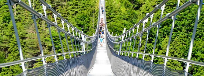 Trip Single Reisetipps - highline179 - Die Brücke BlickMitKick | einmalige Kulisse und spektakulärer Panoramablick | 20 Gehminuten und man findet | die längste Hängebrücke der Welt | Weltrekord Hängebrücke im Tibet Style - Die highline179 ist eine Fußgänger-Hängebrücke in Form einer Seilbrücke über die Fernpassstraße B 179 südlich von Reutte in Tirol (Österreich). Sie erstreckt sich in einer Höhe von 113 bis 114 m über die Burgenwelt Ehrenberg und verbindet die Ruine Ehrenberg mit dem Fort Claudia.