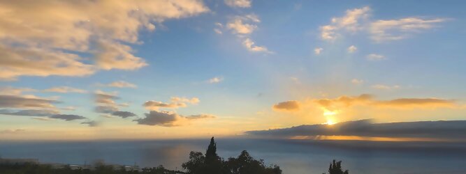Trip Single Insel Urlaub - La Palma macht ihrem Beinamen, die Schöne, alle Ehre. Das Kleinod im Atlantik erstrahlt in sattem Grün, verziert mit hübschen landestypischen Villen in den weit gestreuten Dörfern, eingerahmt von weichen Wellen des dunkelblauen atlantischen Ozeans, am Himmel ziehen malerische Formationen, bauschiger weißer Schäfchenwolken. Eine Bilderbuchidylle zum Verlieben. Die beliebtesten Orte für La Palma Ferien, locken mit besten Angebote für Hotels und Ferienunterkünfte mit Werbeaktionen, Rabatten, Sonderangebote für La Palma Urlaub buchen. Reisedaten eingeben und Hotel Flug Mietwagen Attraktionen Taxis für eine La Palma Reise flexibel buchen. Sollten sich die Pläne ändern, sind viele der Unterkünfte und Zimmer auf La Palma kostenfrei stornierbar.