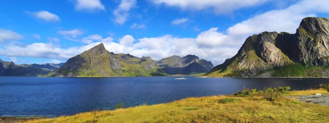 Trip Single Reisetipps - Die Lofoten Inseln Norwegen – Skandinaviens eiskalte Schönheit fasziniert mit atemberaubenden Nordlichtern und geradezu außerirdisch imposanten Gebirgskulissen. Land der Mitternachtssonne am Polarkreis, ein Paradies für Wanderer, Naturfreunde, Hobbyfotografen und Instagram er/innen. Die Lofoten gehören zu Norwegen und liegen nördlich des Polarkreises. Erfahren Sie hier, was für eine einzigartige Landschaft die Lofoten zu bieten haben und was Sie dort erwartet. Vorsicht akutes Fernweh! Die meisten von Ihnen kennen wahrscheinlich die Lofoten. Man stellt sich malerische Fischerdörfer vor, umgeben von hohen Bergen und tiefblauen Fjorden.