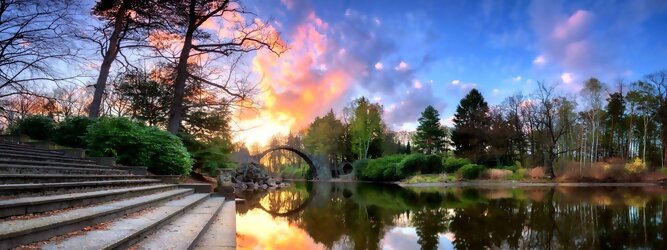 Trip Single Reisetipps - Teufelsbrücke wird die Rakotzbrücke in Kromlau, Deutschland, genannt. Ein mystischer, idyllischer wunderschöner Ort; eine wahre Augenweide, wenn sich der Brücken Rundbogen im See spiegelt und zum Kreis vervollständigt. Ein märchenhafter Besuch, im blühenden Azaleen & Rhododendron Park. Der Azaleen- und Rhododendronpark Kromlau ist ein ca. 200 ha großer Landschaftspark im Ortsteil Kromlau der Gemeinde Gablenz im Landkreis Görlitz. Er gilt als die größte Rhododendren-Freilandanlage als Landschaftspark in Deutschland und ist bei freiem Eintritt immer geöffnet. Im Jahr 1842 erwarb der Großgrundbesitzer Friedrich Hermann Rötschke, ein Zeitgenosse des Landschaftsgestalters Hermann Ludwig Heinrich Fürst von Pückler-Muskau, das Gut Kromlau.