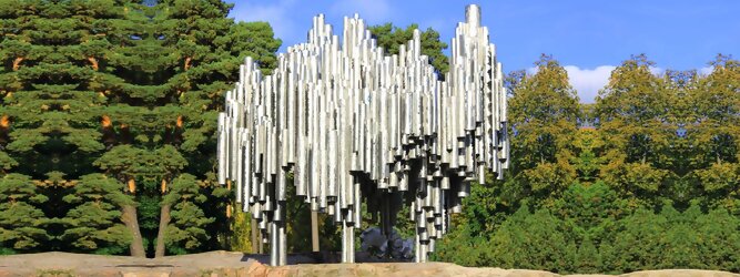 Trip Single Reisetipps - Sibelius Monument in Helsinki, Finnland. Wie stilisierte Orgelpfeifen, verblüfft die abstrakt kühne Optik dieser Skulptur und symbolisiert das kreative künstlerische Musikschaffen des weltberühmten finnischen Komponisten Jean Sibelius. Das imposante Denkmal liegt in einem wunderschönen Park. Der als „Johann Julius Christian Sibelius“ geborene Jean Sibelius ist für die Finnen eine äußerst wichtige Person und gilt als Ikone der finnischen Musik. Die bekanntesten Werke des freischaffenden Komponisten sind Symphonie 1-7, Kullervo und Violinkonzert. Unzählige Besucher aus nah und fern kommen in den Park, um eines der meistfotografierten Denkmäler Finnlands zu sehen.